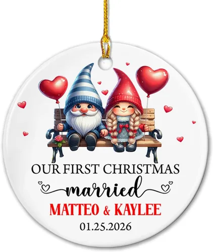 Vista 25 de Adorno de cerámica Our First Christmas Together, adorno de Navidad 2025 personalizado con nombre y fecha, renos para colgar en cerámica, regalo