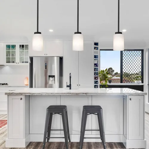 Vista 6 de TODOLUZ Luminaria Colgante Negra con Cristal Blanco Ópal, Mini Candelabro de Estilo Rústico para Isla de Cocina y Pasillo