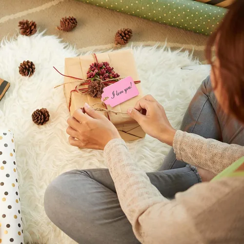 Vista 6 de Primbeeks 132 piezas etiquetas de regalo premium, papel kraft de 12 colores with cuerda, etiquetas colgantes de saludo y precio disponibles de doble