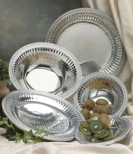 Vista 4 de Wilton Armetale Bandeja ovalada para servir flautas y perlas, 15.5 pulgadas x 17.75 pulgadas
