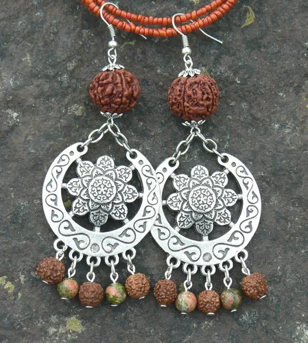 Vista 3 de Aretes de mandala con cuentas de Rudraksha y piedras de unakita, hechos a mano, flor de Shakti, semillas reales de 5 Mukhi Rudraksh, joyería