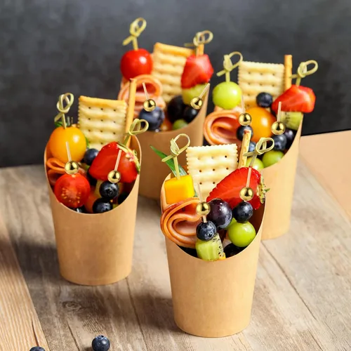 Vista 2 de 50 Tazas de Charcutería con Brochetas, Tazas de Papel de 12 Oz para Aperitivos con Palillos de Cóctel, Soporte para Papas Fritas Kraft Marrón, Conos