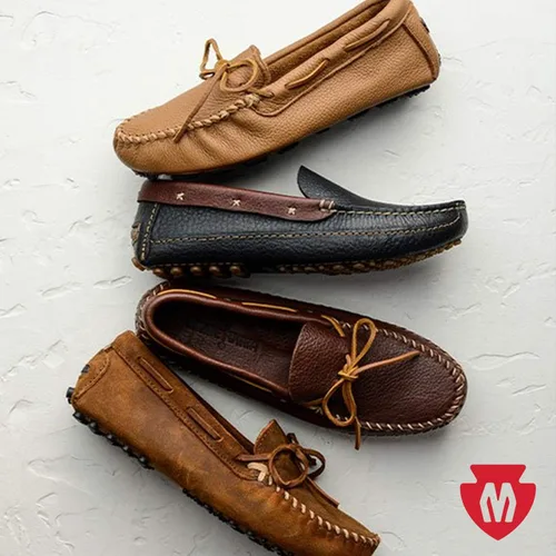 Vista 5 de Minnetonka Mocasines de piel vacuna de doble parte inferior para hombre, Castaño Lariat