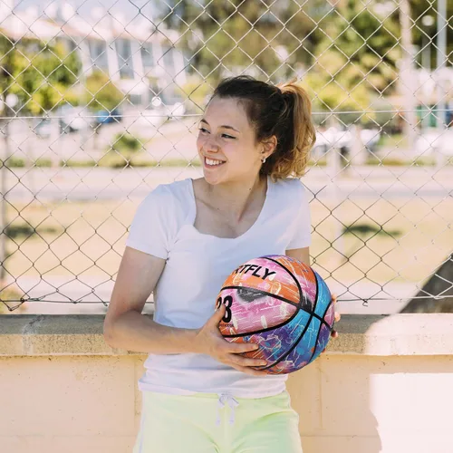 Vista 4 de Baloncesto que brilla en la oscuridad, baloncesto de piel sintética brillante, baloncesto luminoso para entrenamiento, talla 7, regalo para hombres