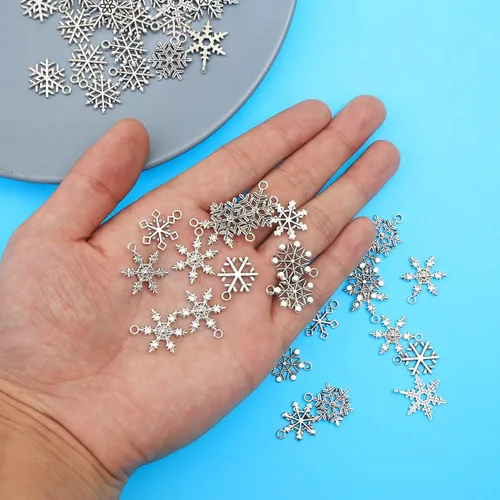 Vista 3 de CCINEE 100 dijes antiguos de copo de nieve, colgantes de metal plateado, al por mayor, mezclados a granel, joyería para hacer collares, pulseras