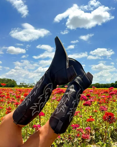 Vista 5 de MeiLuSi Botas vaqueras para mujer, hasta la rodilla, botas vaqueras con punta puntiaguda, tacón grueso, zapatos de gamuza con bordado