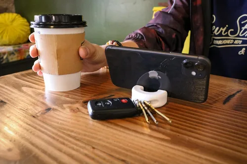 Vista 7 de GoDonut Mini llavero portátil para teléfono celular, accesorio de escritorio perfecto para viajes, oficina y mesita de noche, compatible con iPad