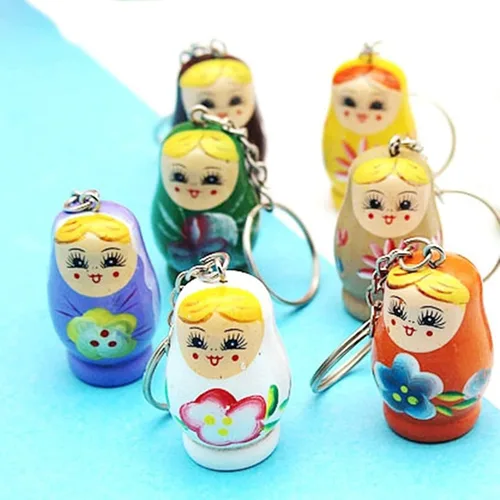 Vista 5 de Llaveros pequeños Matryoshka, juego de 3 muñecas rusas de madera, regalos decorativos, color al azar