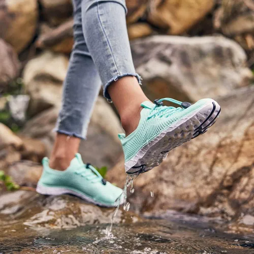 Vista 6 de KOLILI Zapatos de agua elegantes para mujer, zapatos de tenis para caminar con soporte de arco, lo mejor para deportes acuáticos, viajes y caminar