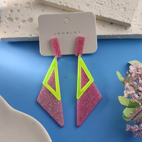 Vista 7 de Aretes de neón retro de los años 80 para mujer, aretes colgantes de neón triangulares acrílicos, coloridos aretes geométricos de gota, brillantes