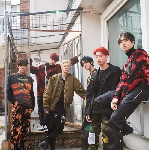 Vista 7 de FNC ENT P1Harmony Disharmony Destaca el primer mini álbum CD+1p póster plegable en el paquete+88p folleto+1p foto de pie + 1p etiqueta