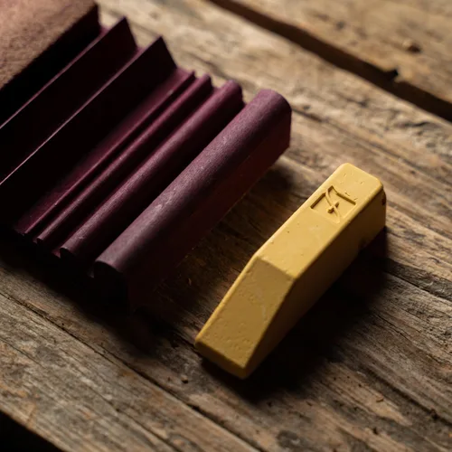 Vista 3 de Flexcut Slipstrop para pulido y desbarbado de gubias, compuesto de pulido Flexcut Gold incluido, (PW12)