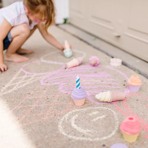Vista 2 de Melissa & Doug Juego de tiza para helados y pasteles para niños, tiza de banqueta para niños de 3 años en adelante