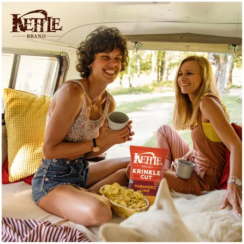 Vista 5 de Kettle Brand Papas Fritas, Corte Krinkle, Papas Fritas Kettle de Habanero Lima, 7.5 Oz