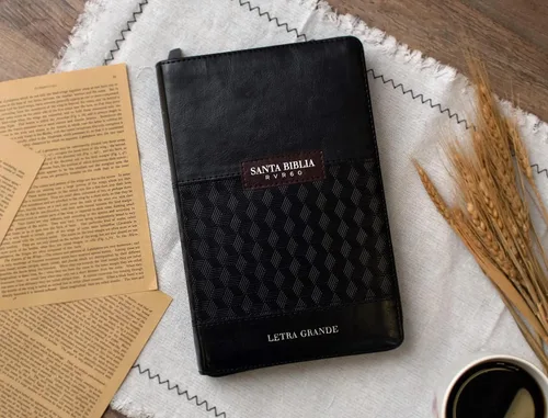Vista 2 de Biblia Reina Valera 1960 tamaño Manual letra Grande 12 Puntos- Imitación Piel Negro/Negro con cierre y con índice. Colección ABBA., Negro