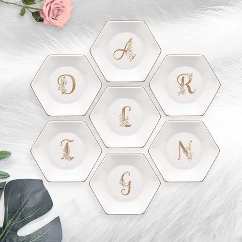 Vista 6 de CARAKNOTS Plato para anillos en M con inicial, regalos para amigas, plato de joyería personalizado de cerámica, regalos de cumpleaños, graduación