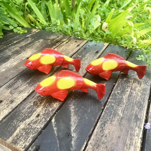 Vista 3 de Koi Fish Decor Garden, esculturas de resina Koi Art Decor con estaca, esculturas de jardín y estatuas, un juego de 3 piezas de esculturas de peces