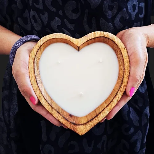Vista 8 de Cuenco de madera con forma de corazón de 6 pulgadas, vela de cera de soja perfumada de vainilla y sándalo, 3 mechas de 5 onzas, cuencos de masa