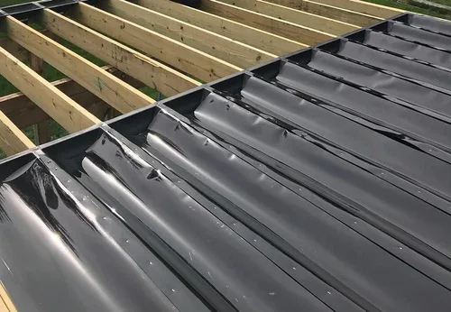 Vista 2 de TREX RainEscape - Sistema de drenaje de cubierta negra para techo bajo la cubierta - 12 pies
