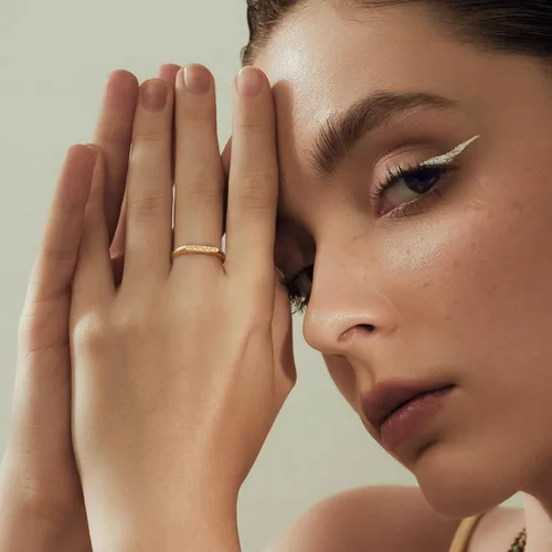 Vista 4 de YeGieonr - Anillo hecho a mano con flores, declaración minimalista y grabado botánico, joyería personalizable y delicada para mujeres y niñas