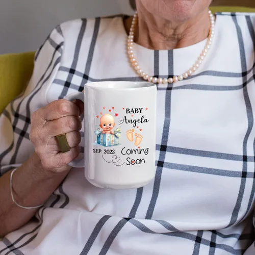 Vista 5 de Taza de café personalizada con nombre y año, taza de cerámica blanca personalizada para bebé, regalo único de taza de café con anuncio de embarazo