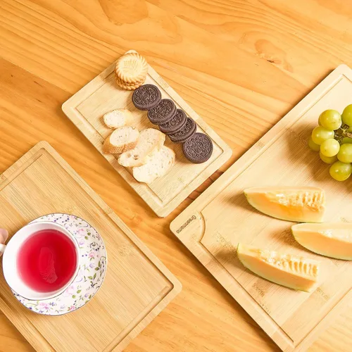 Vista 8 de Tablas de cortar de bambú para cocina, tabla de cortar de madera con soporte, juego de tablas de cortar de bambú reversible con ranuras para jugo