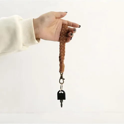Vista 2 de Llavero de macramé bohemio hecho a mano con borla para mujer, llavero con llavero A_café