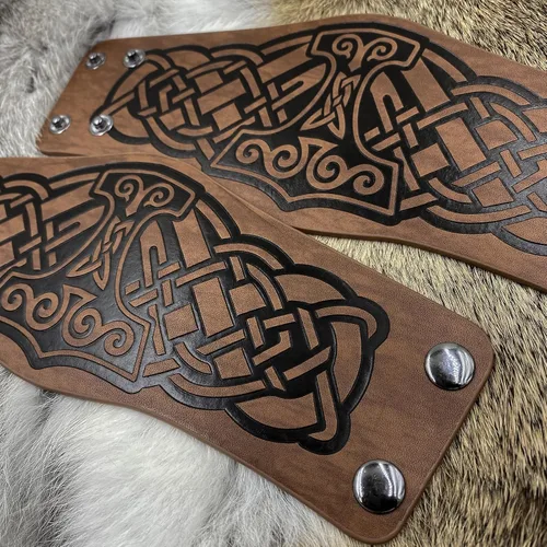 Vista 4 de HiiFeuer 2 pulseras vikingas de piel sintética en relieve, pulsera retro nórdica, patrón nórdico Mjolnir Vegvisir