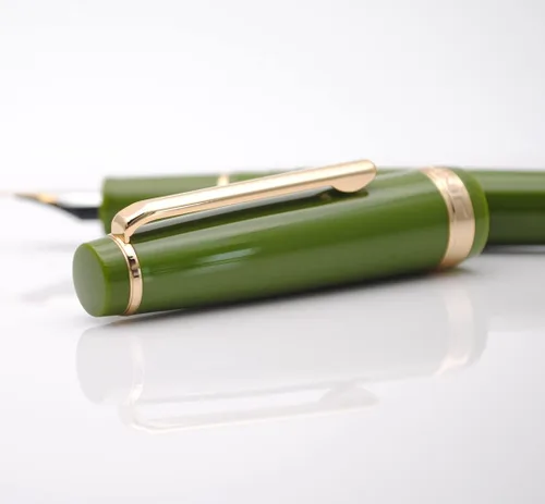 Vista 8 de Pluma estilográfica JINHAO 82 con clip dorado (plumín F 0.5mm, verde aguacate)