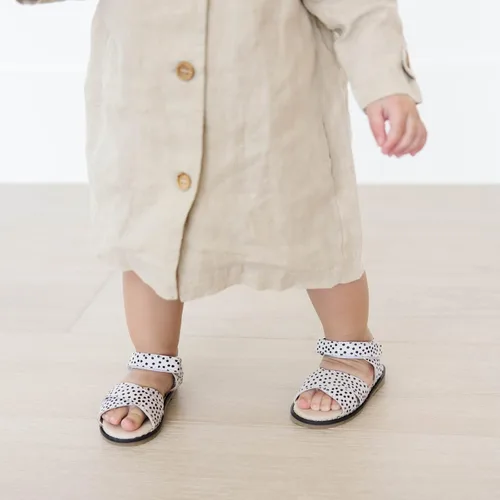Vista 5 de Piper Finn Sandalias clásicas para bebés y niños pequeños, zapatos casuales de verano, zapatos para primeros pasos, sandalias para niñas pequeñas