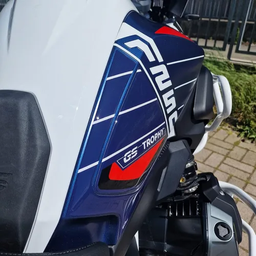 Vista 5 de Resin Bike Adhesivos 3D para motocicleta compatibles con BMW R 1250 GS Trophy 2021-2024. Protecciones laterales contra impactos y arañazos.
