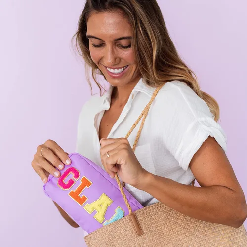 Vista 7 de Fablinks Bolsa de cosméticos de nylon rosa con parches de letras de chenilla
