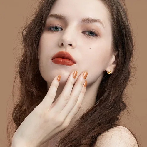 Vista 3 de Aretes de aro pequeños chapados en oro de 14 quilates, hipoalergénicos, minimalistas