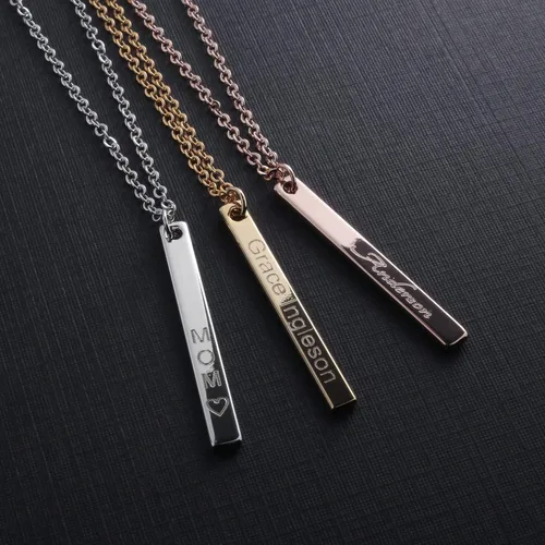 Vista 3 de Collar personalizado con nombre de barra vertical, colgante para parejas grabadas para él y para ella en inglés antiguo, cursiva o escritura