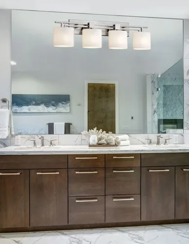 Vista 4 de Justice Design Group Fusion - Barra de baño con 4 luces, acabado negro mate con pantalla de vidrio artesanal de ópalo Mate negro