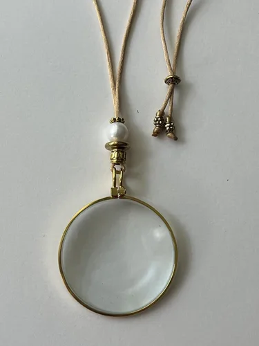 Vista 23 de by Wendra Collar con aumento, elementos naturales para aumentar la visión y la energía. ¡Deja tus lentes de lectura en casa! La Loupe