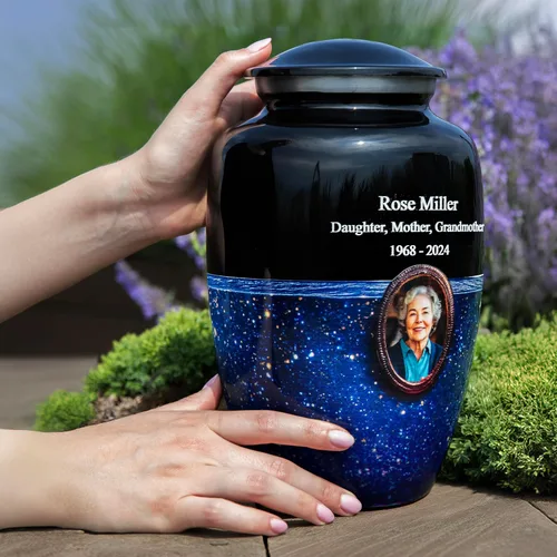 Vista 7 de Urna fotográfica de galaxia azul para cenizas humanas – Homenaje de cremación personalizado con retrato, nombre y fechas, recuerdo conmemorativo