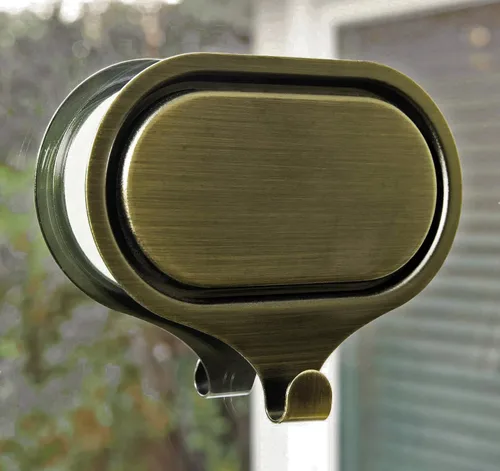 Vista 2 de Haute Decor Attract - Colgador magnético grande de doble pellizco para coronas – Par fuerte de ganchos magnéticos para superficies de vidrio o metal