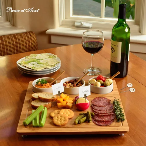 Vista 5 de Tabla de cortar de queso/embutidos de bambú grabada personalizada, incluye 3 cuencos de cerámica con cucharas de bambú, marcadores de queso