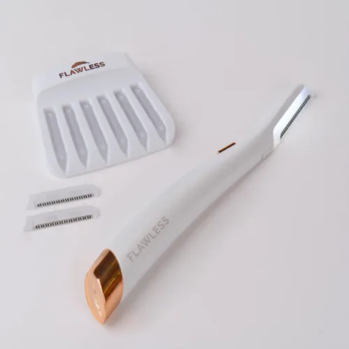 Vista 2 de Finishing Touch Flawless Dermaplane Glo Lighted Facial Exfoliator - Non-Vibrating and Includes 6 Replacement Heads, White/Rose Gold