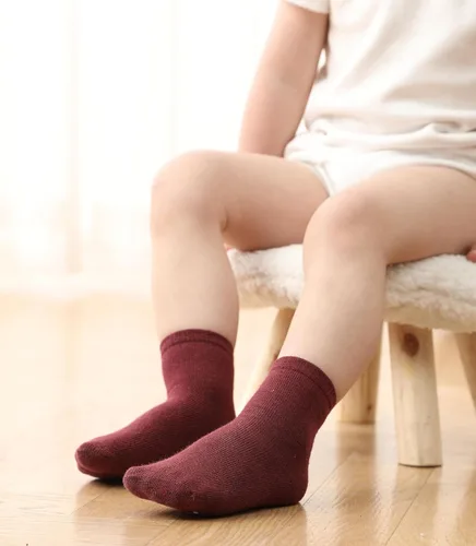 Vista 7 de JAKIDAR Paquete de 12 calcetines de algodón con agarre antideslizante para niños y niñas