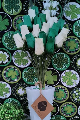 Vista 2 de Ramos originales de rosas de madera en 1, 2, o 3 docenas Día de San Patricio
