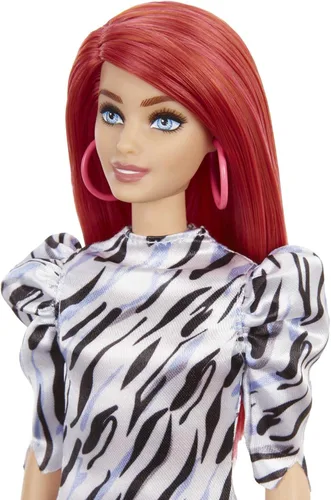 Vista 3 de Barbie Fashionistas Doll #168 con busto más pequeño y pelo largo rojo, vestido a rayas de cebra y accesorios que incluyen aretes de aro grandes