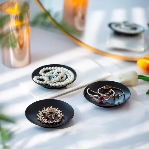 Vista 6 de Portavelas de pilar de hierro Inweder: bandeja y placa de vela negra de 4.25" Pedestal Stand for 3 Wick Jar Candles Tealight Gothtic Decor for