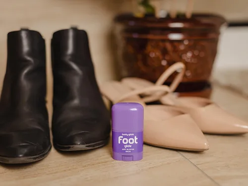 Vista 6 de Body Glide Barra antiampollas para pies prevención de ampollas para talones, zapatos, calzado deportivo, botas, calcetines y sandalias Úsalo