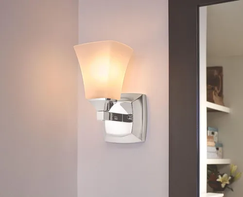 Vista 2 de Moen YB5161CH Voss - Accesorio de tocador de baño de doble montaje con 1 luz con vidrio esmerilado, cromado