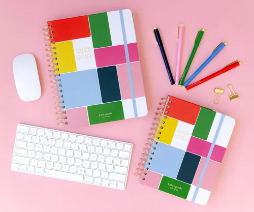 Vista 5 de kate spade new york Juego de 5 bolígrafos de punta fina, bolígrafos coloridos de plástico, bolígrafos de tinta de color de punta fina para escritura