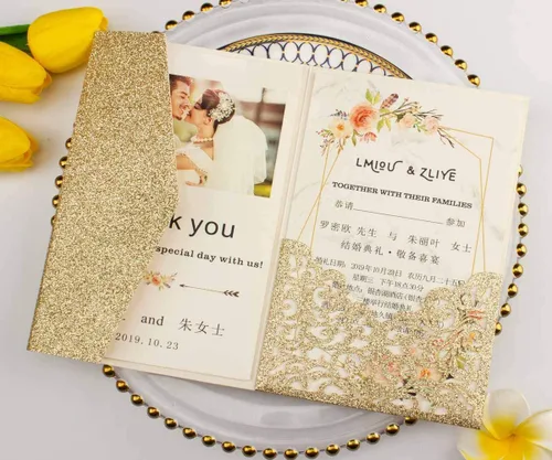 Vista 6 de Juego de 25 tarjetas de invitaciones de boda de 5 x 7.28 pulgadas con purpurina dorada clara, tres pliegues, cortadas con láser, corte hueco
