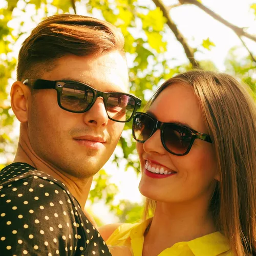 Vista 6 de Suministros para regalos de fiesta de colores neón Paquete de 8 gafas de sol unisex