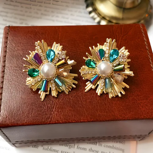 Vista 4 de Aretes de flores plateadas medievales vintage para mujer, hipoalergénicos